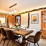 Finest Retreats - Ivy Casterton