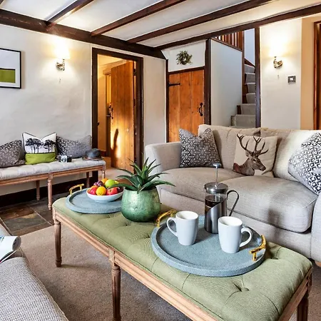 Finest Retreats - Ivy * Casterton