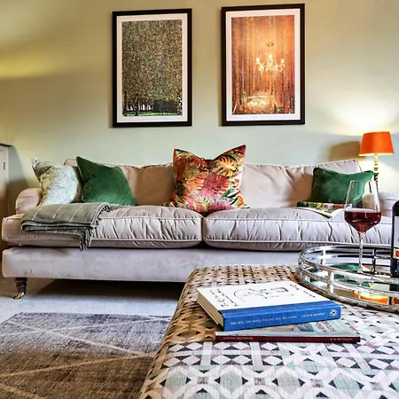 Finest Retreats - Ivy * Casterton