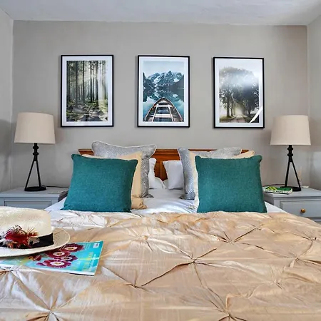 Finest Retreats - Ivy * Casterton