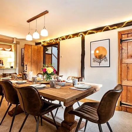 Finest Retreats - Ivy Casterton