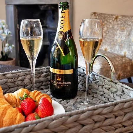 Finest Retreats - Ivy Casterton